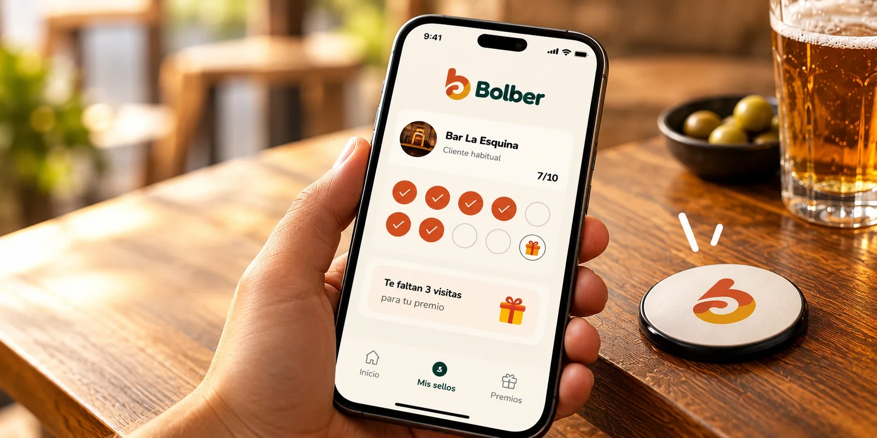 Un cliente acerca el móvil al chip de Bolber en la mesa de un bar y ve su tarjeta de sellos